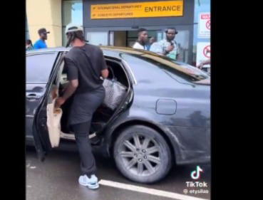 ‘Bus would be better’ — Nigerians react over car used to pick Super Eagles players from airport