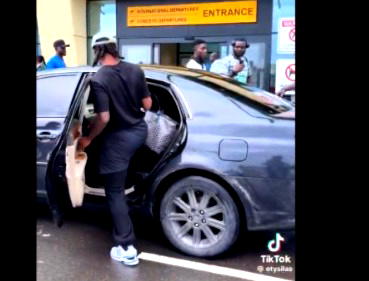 ‘Bus would be better’ — Nigerians react over car used to pick Super Eagles players from airport