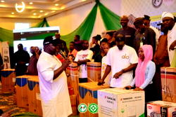 Tunji-Ojo empowers 200 Ondo students with business equipment
