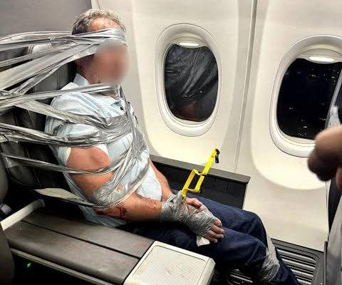 Un passager d'American Airlines attaché avec du ruban adhésif à son siège après des violences en plein vol