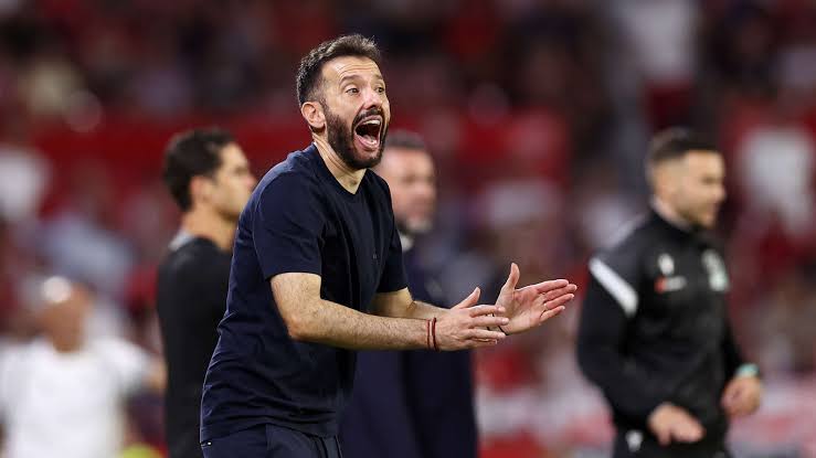 Valencia sack coach, CEO after poor La Liga start