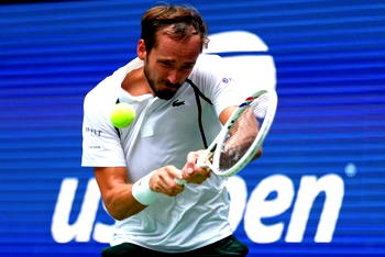 US Open: Medvedev, Pegula advance as rain disrupts schedule