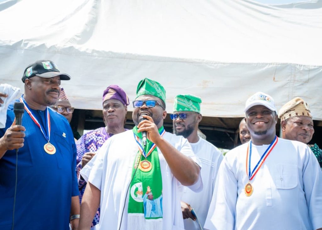 Ajadi honours Akingbile-Oluana community’s 5th anniversary, donates funds on behalf of APM candidates