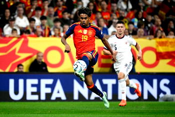 Yamal on target as Spain hold off Czech Republic