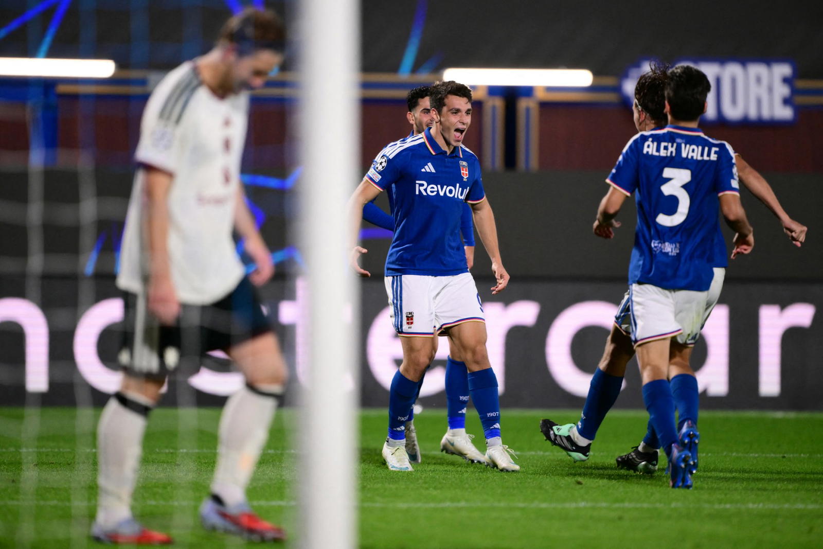 Como follow Man Utd thumping with victory in Serie A