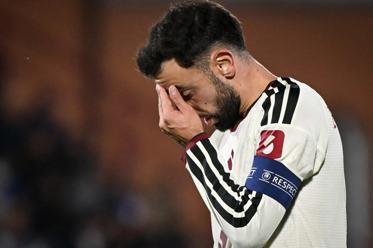 Fernandes takes aim at Carrick as Man Utd lurch into fresh crisis Image