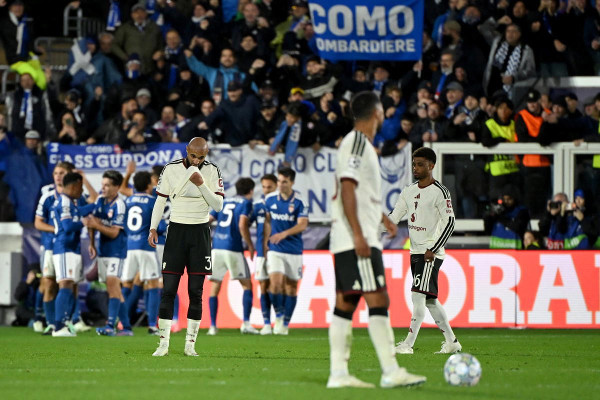 Como humiliate Man United 4-1 as Carrick faces mounting pressure Image