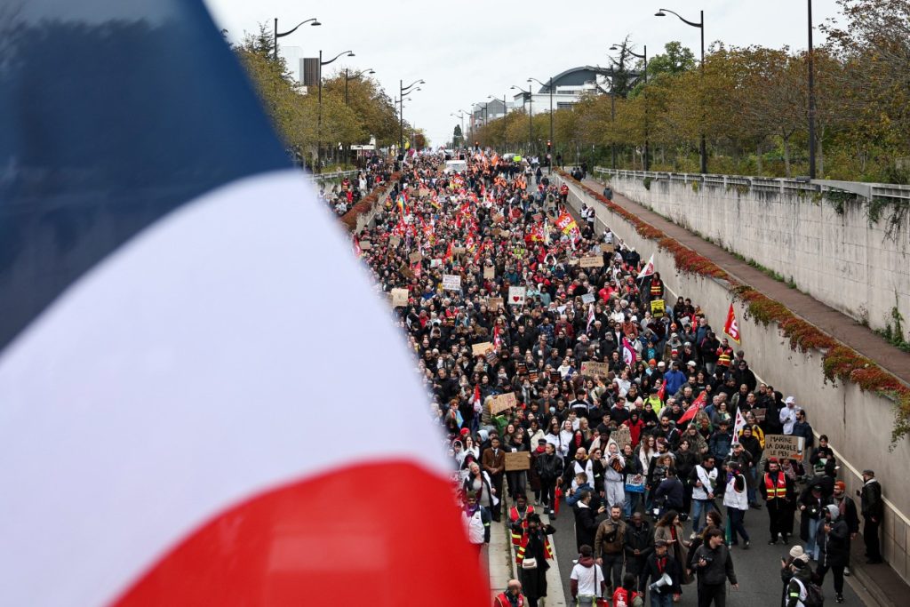 Police Fire Tear Gas as New French Demonstrations Kick Off