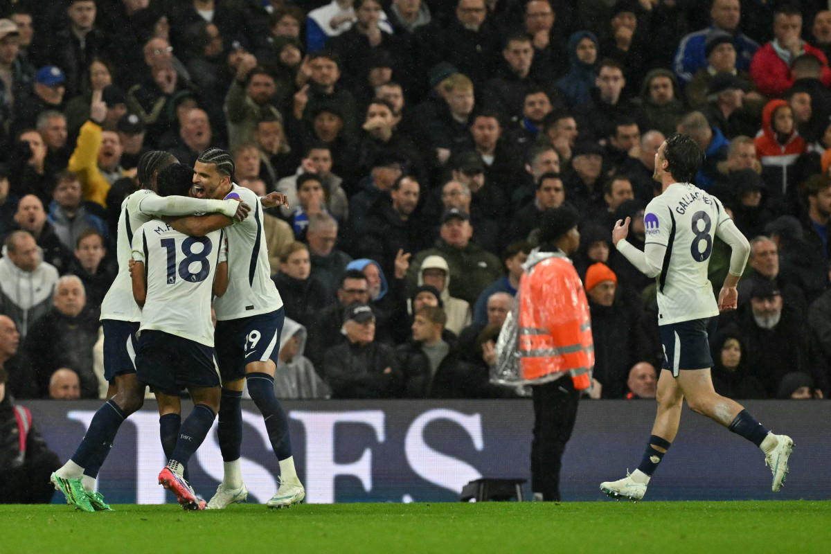 Tottenham seal rare win at Chelsea as Palmer sees red