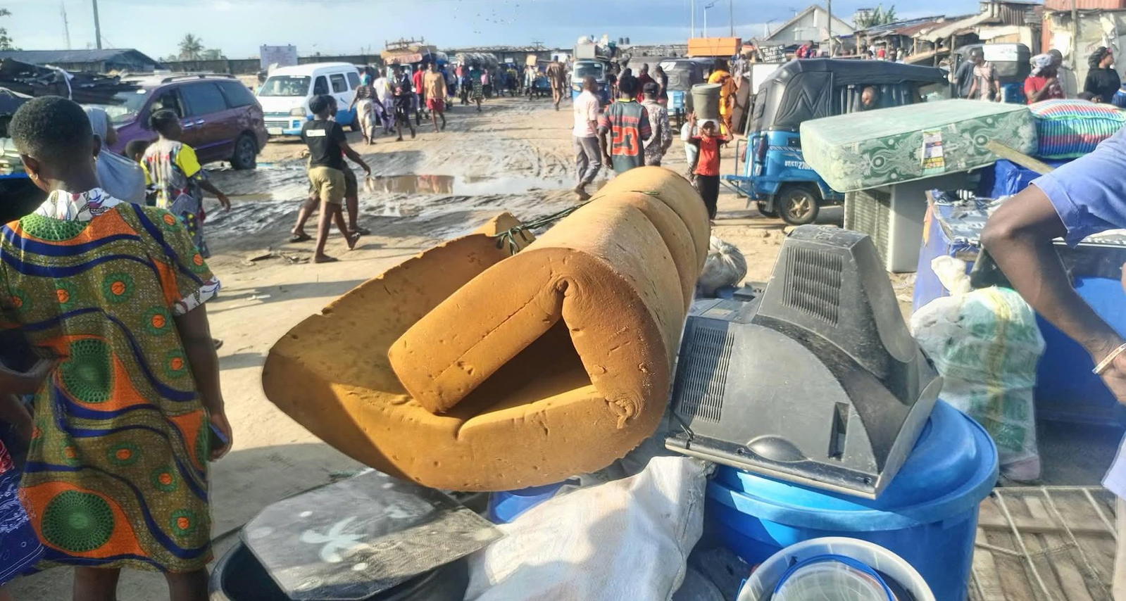 Tears, looting as Army evicts civilians from Effurun barracks Image