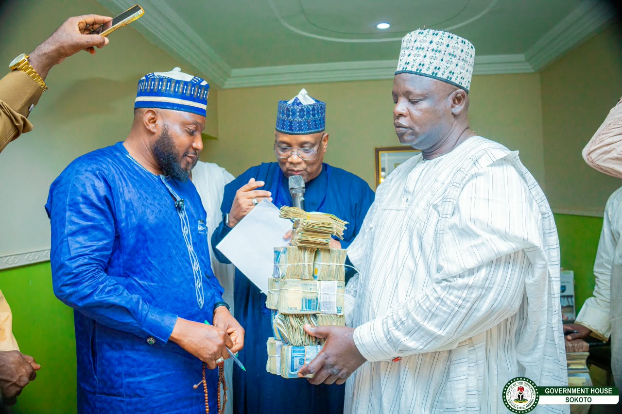 Pledge Commercial Aliyu fulfills pledge, disburses N143m To 76 Sokoto fire victims ...