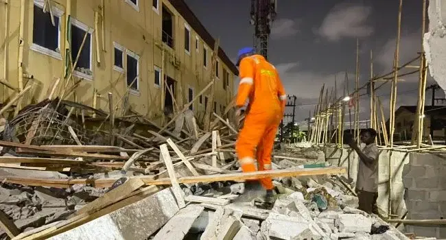 Un mort et trois blessés après l’effondrement d’un immeuble de deux étages à Lagos