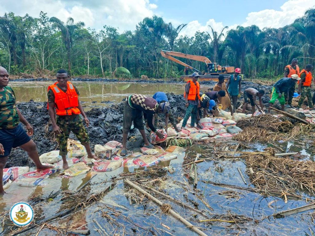 L’armée de l’air nigériane abaisse le niveau de l’eau sur le site du crash à Igbokoda