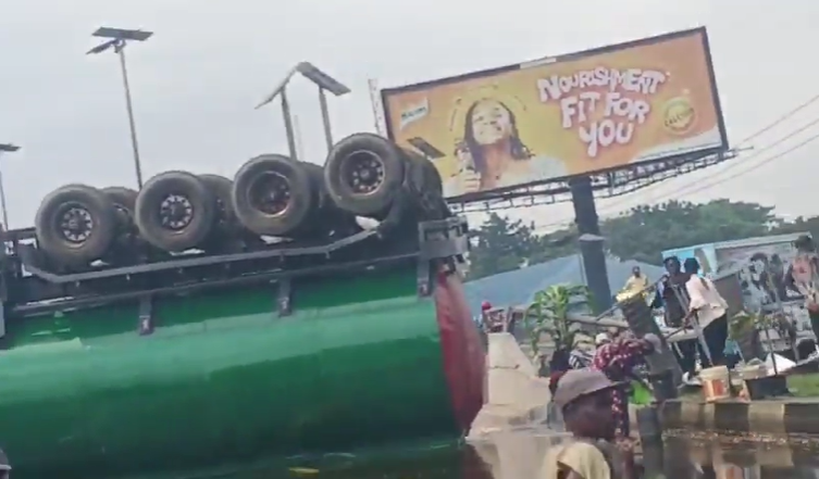 Gridlock as tanker spills 33,000 litres of oil on Lagos-Ibadan Expressway