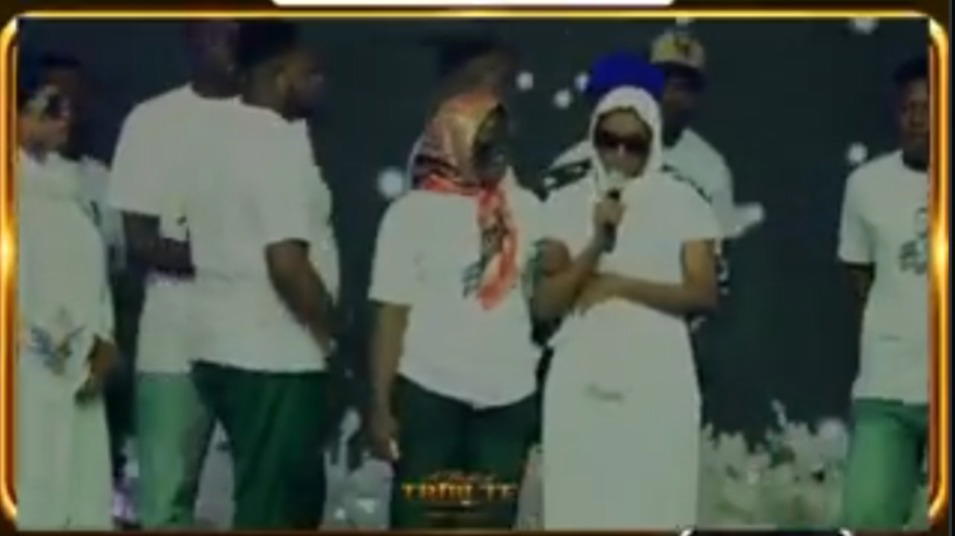 Video: ‘Please, don’t forget your children and I’ — Toluwanisings’ wife breaks down at tribute night